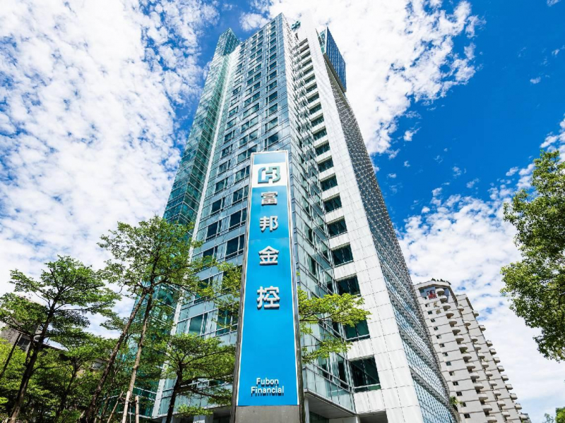 別人疫情囤泡麵，她搶富邦金(2881)股價40→90元賺翻！獲利年減16％無所畏？艾蜜莉揭1個「長抱理由」